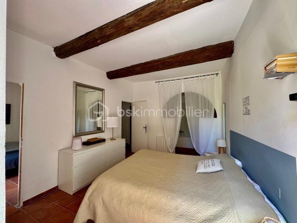 EGUILLES : Maison de ville 5 pièces avec cour – 5 pièces – 4 chambres – 100 m²