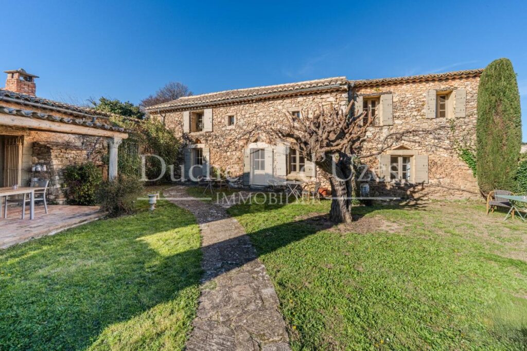 Maison – 7 pièces – 4 chambres – 275 m²