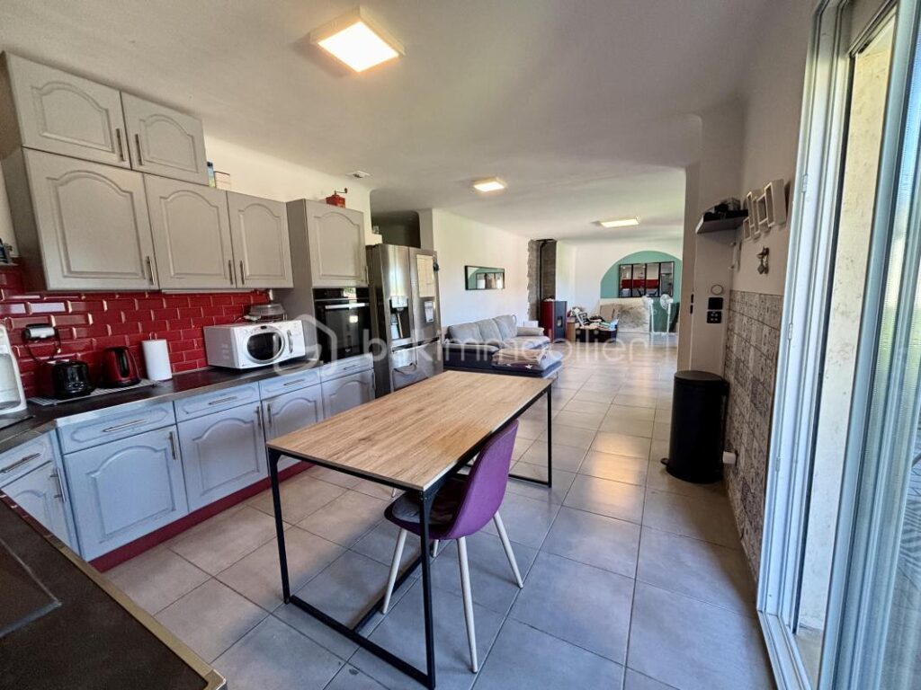 Maison familiale avec piscine et dépendance sur 1000m2 de terrain – 6 pièces – 4 chambres – 160 m²