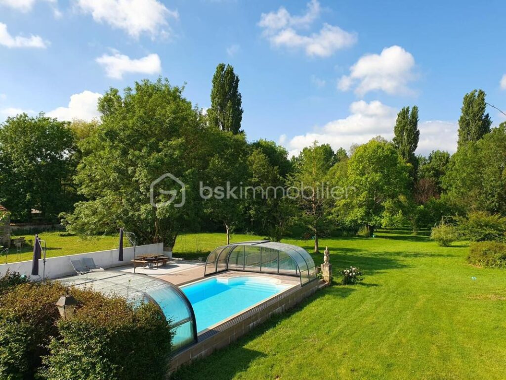 SAINT-JEAN-D’ANGÉLY : Le Clos de l’Hermine – 11 pièces – 7 chambres – 362 m²