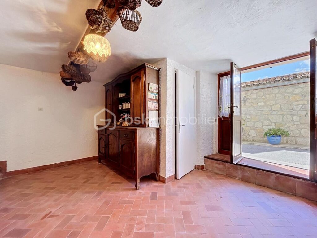 Maison de village traversante avec vue sur la Plaine – Caille (06750) – 4 pièces – 2 chambres – 63 m²