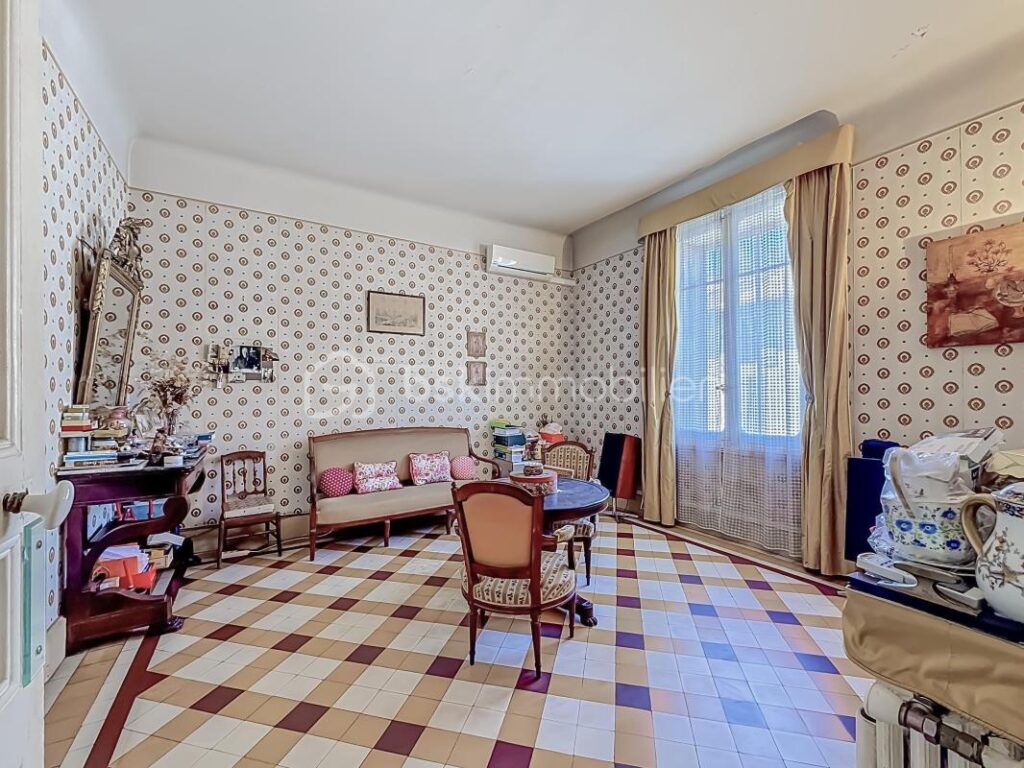 *** MAISON DE CARACTÈRE DE 230M2 AVEC CAVE ET PARKING – ARLES *** – 9 pièces – 6 chambres – 230 m²