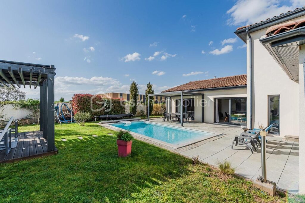 MAISON MODERNE QUASI AUTONOME AVEC PIECE DE VIE 80m2 – 5 pièces – 3 chambres – 163 m²
