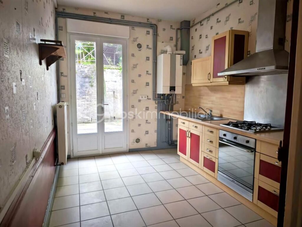IMMEUBLE DE RAPPORT – 2 APPARTEMENTS – GARAGE – TERRAIN – NOIRÉTABLE – 6 pièces – NR chambres – 136 m²