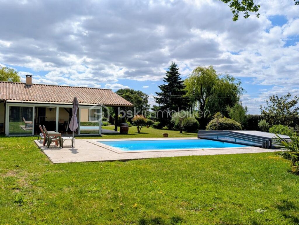 Maison traditionnelle de 151m2 avec parc arboré de 3653m2 au calme, 5 chambres, Pugnac – 7 pièces – 5 chambres – 151 m²