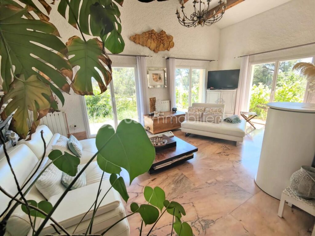 Rare à la vente – Maison de plain-pied avec vue dominante et cadre naturel unique – 6 pièces – 5 chambres – 155 m²