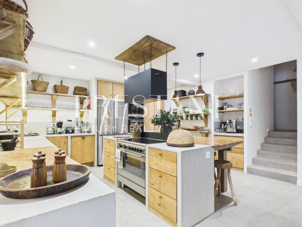 Maison – NR pièces – 10 chambres – 770 m²