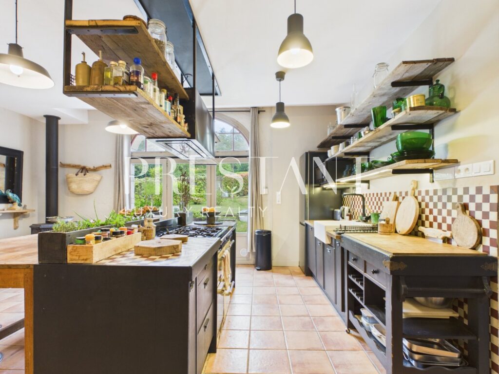 Maison – NR pièces – 10 chambres – 770 m²