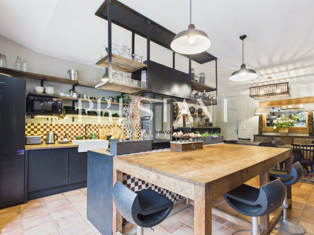 Maison – NR pièces – 10 chambres – 770 m²