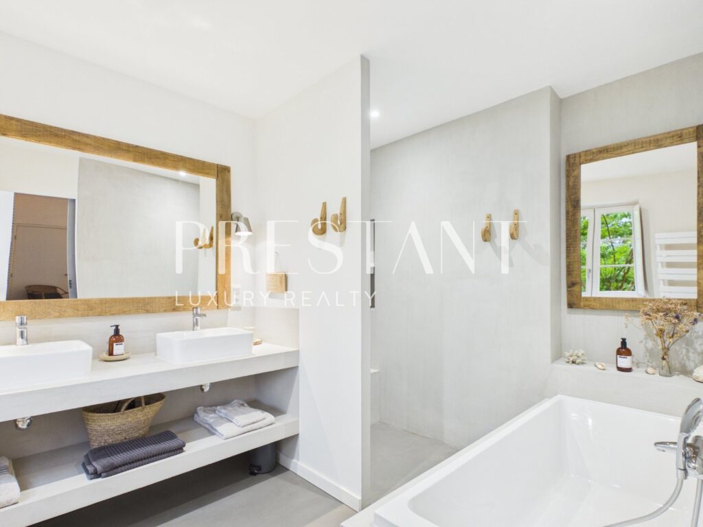 Maison – NR pièces – 10 chambres – 770 m²