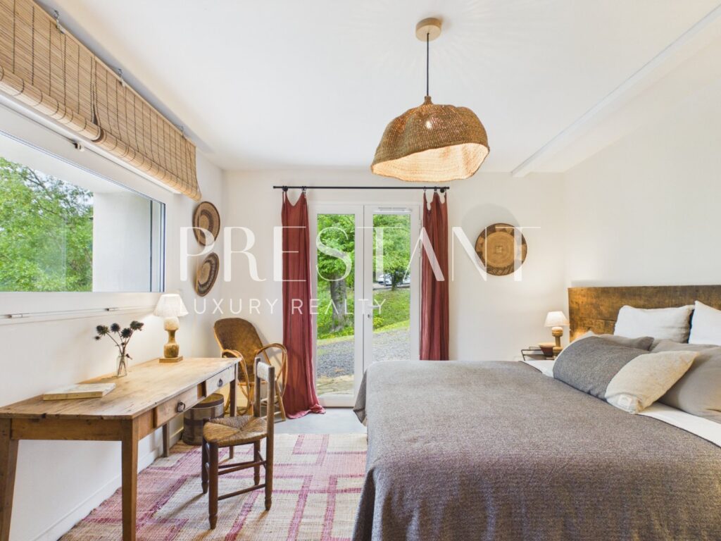 Maison – NR pièces – 10 chambres – 770 m²