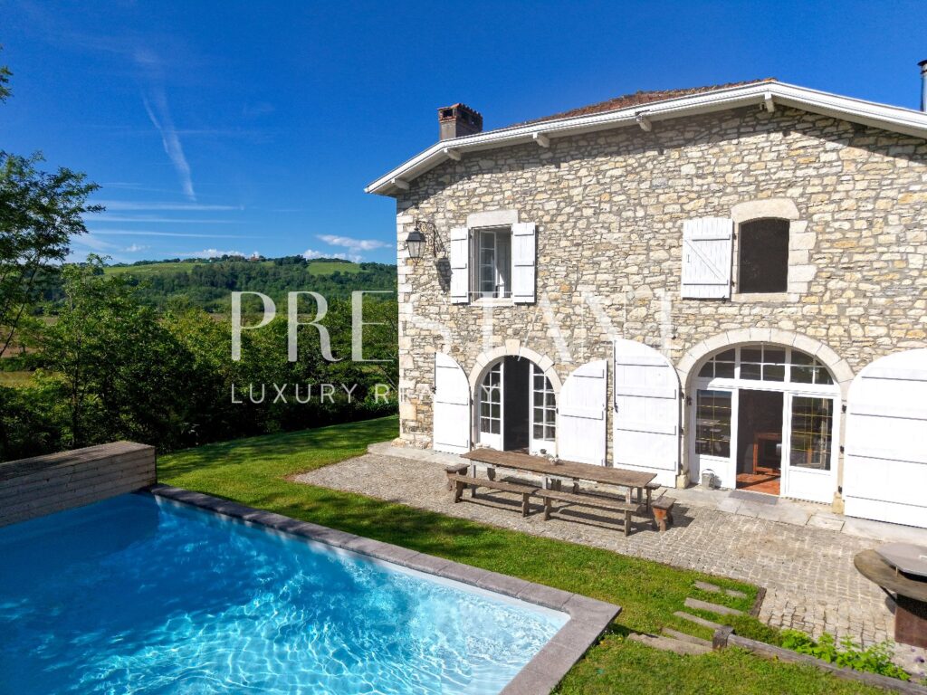 Maison – NR pièces – 10 chambres – 770 m²