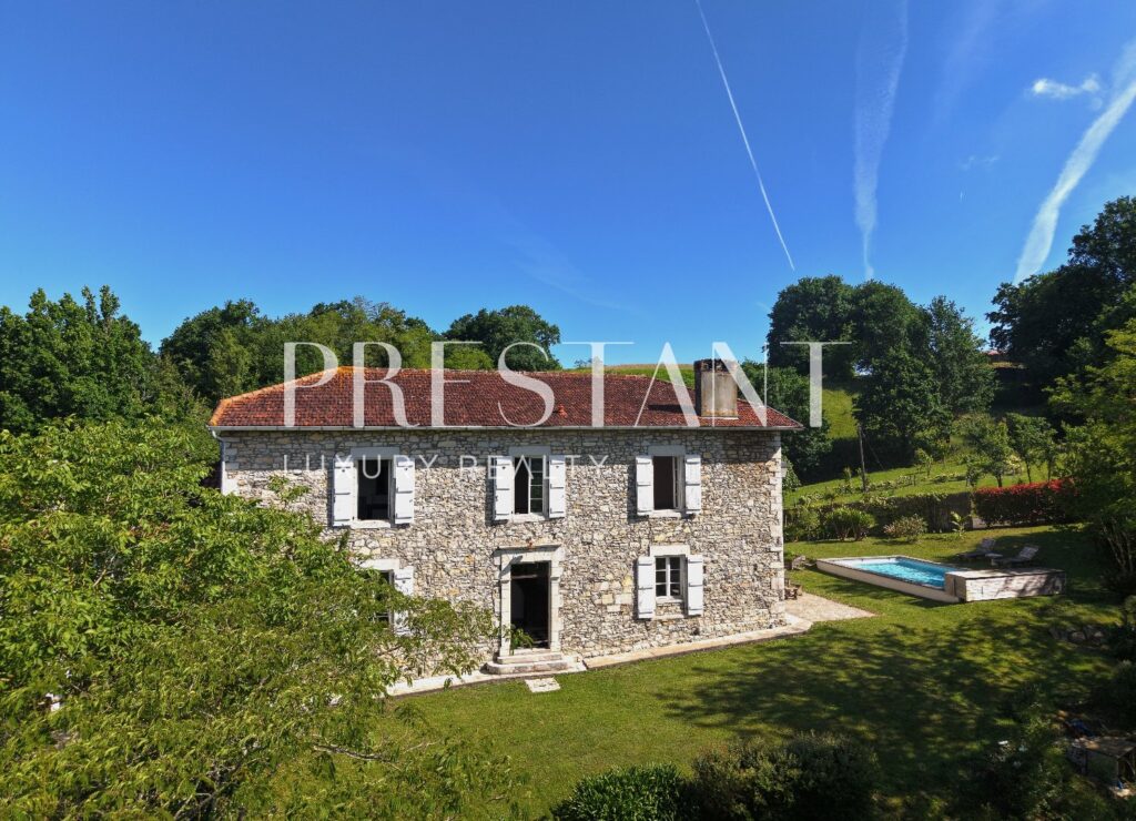 Maison – NR pièces – 10 chambres – 770 m²