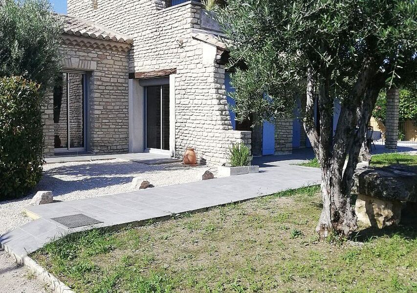 Maison à louer à Mollégès