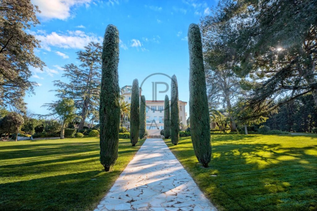 Domaine d’exception à vendre au Cap d’Antibes – Château du Cap – 15 pièces – 11 chambres – 1000 m²