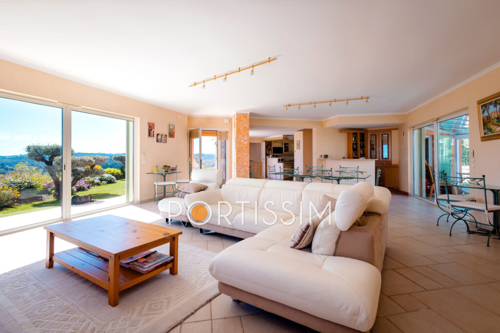 Cagnes-Sur-Mer / Colline proche centre / villa vue mer – 8 pièces – 4 chambres – 180.00 m²