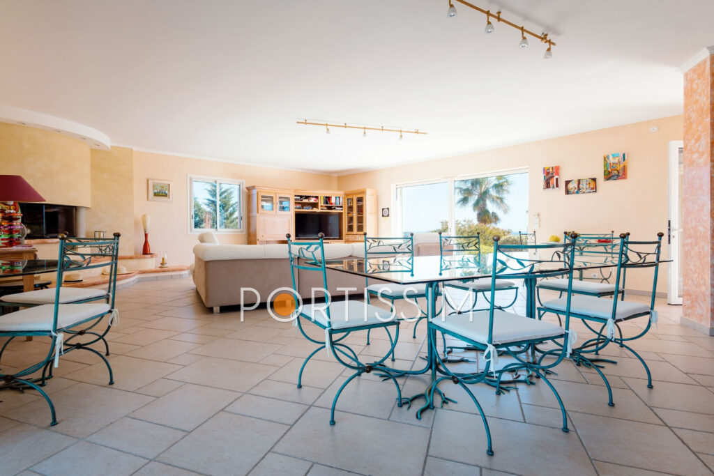 Cagnes-Sur-Mer / Colline proche centre / villa vue mer – 8 pièces – 4 chambres – 180.00 m²