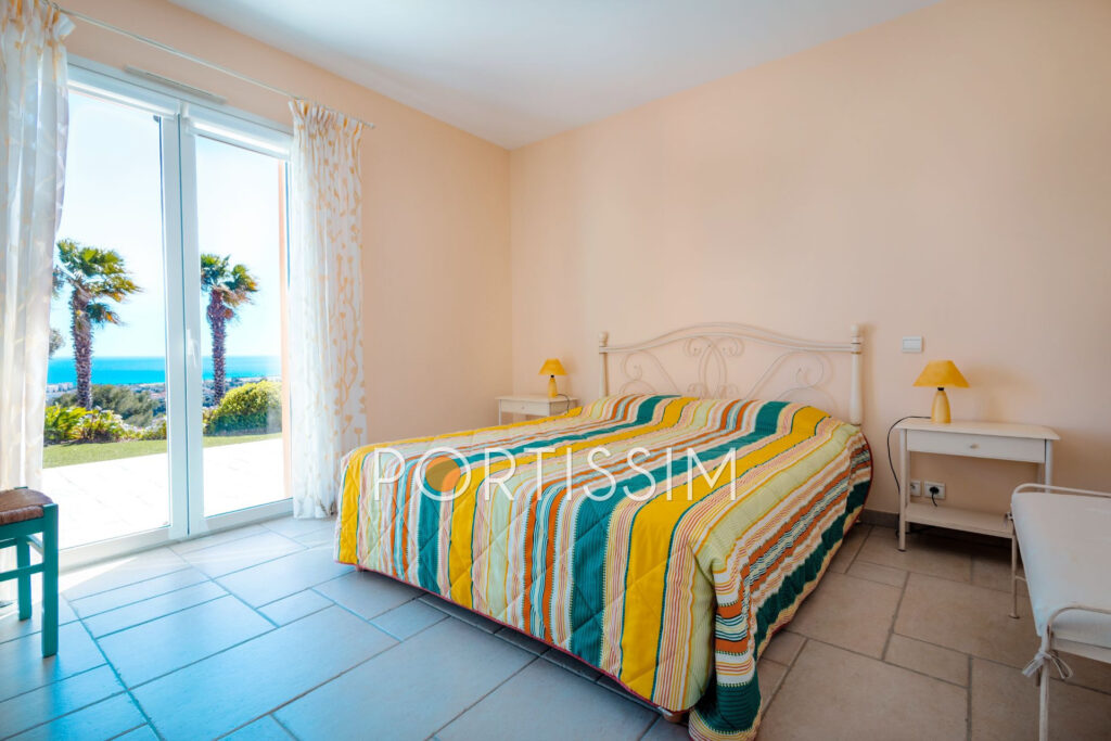 Cagnes-Sur-Mer / Colline proche centre / villa vue mer – 8 pièces – 4 chambres – 180.00 m²