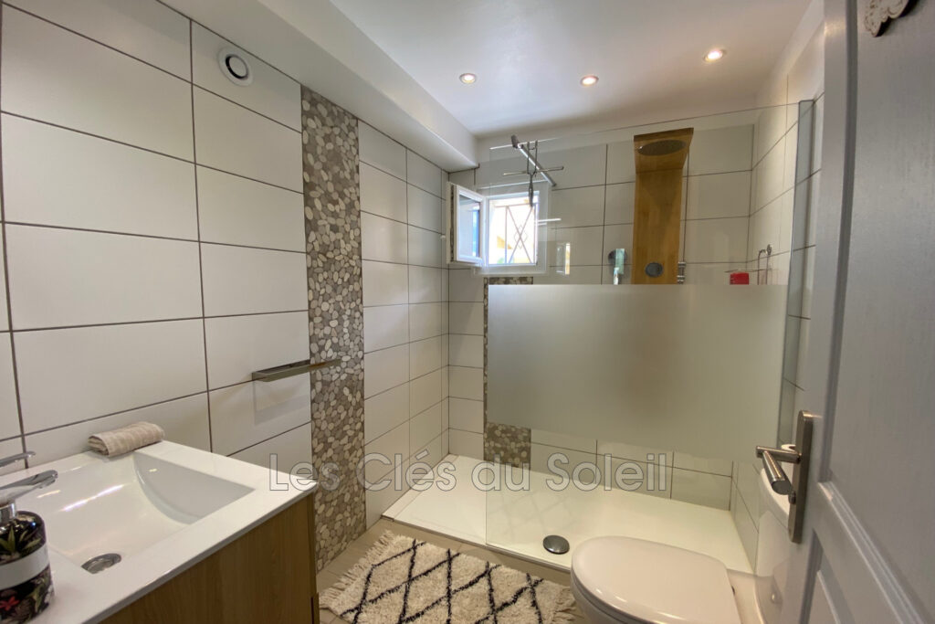 EXCLUSIVITE BESSE SUR ISSOLE – Superbe Villa familiale de 153  – 6 pièces – 5 chambres – 153.00 m²