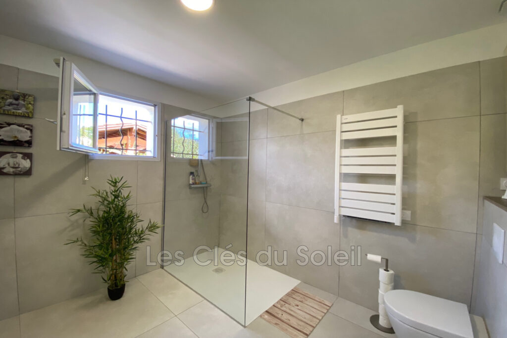 EXCLUSIVITE BESSE SUR ISSOLE – Superbe Villa familiale de 153  – 6 pièces – 5 chambres – 153.00 m²