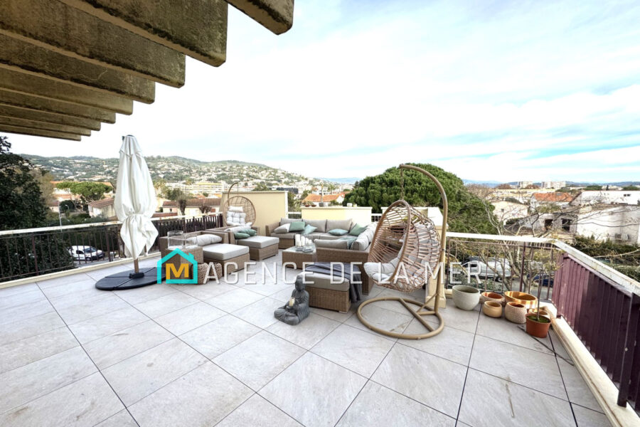 Appartement à vendre à Mandelieu-la-Napoule — Vue sur la ville — photo 1