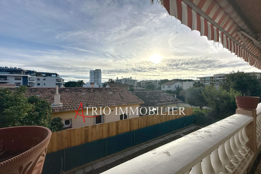 Maison à vendre à Saint-Laurent-du-Var — Vue sur la ville — photo 8