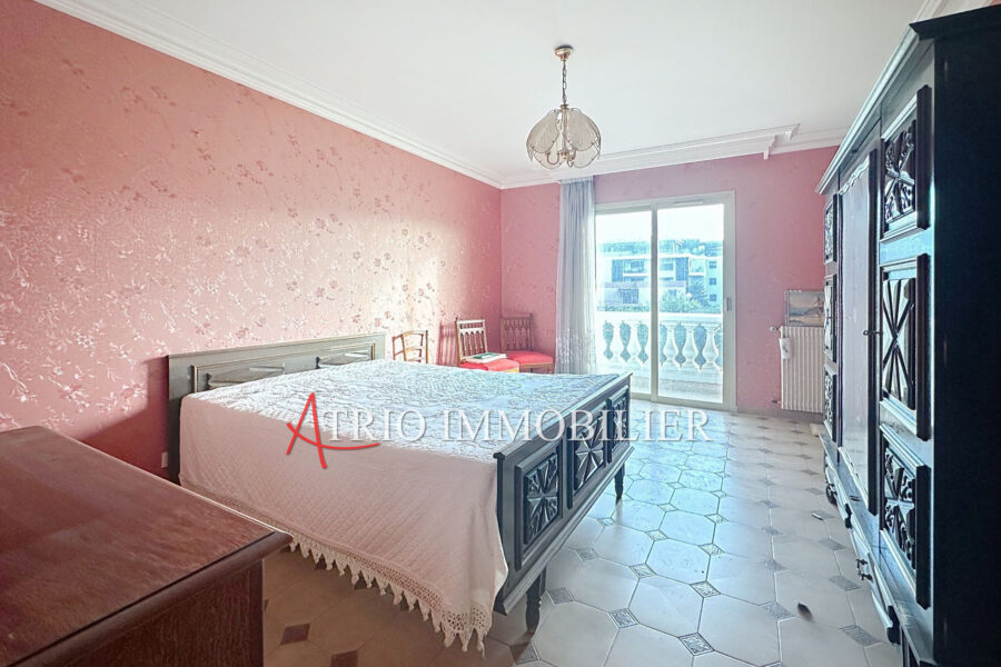 Maison à vendre à Saint-Laurent-du-Var — Vue sur la ville — photo 10