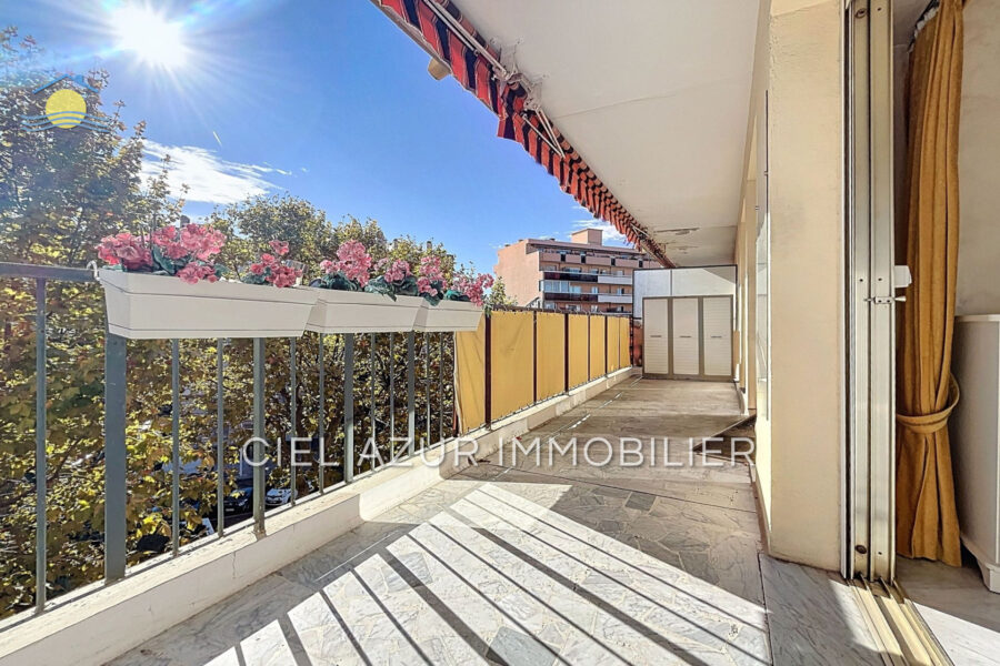 Appartement à vendre à Juan-les-Pins — Vue parc & jardin — photo 1