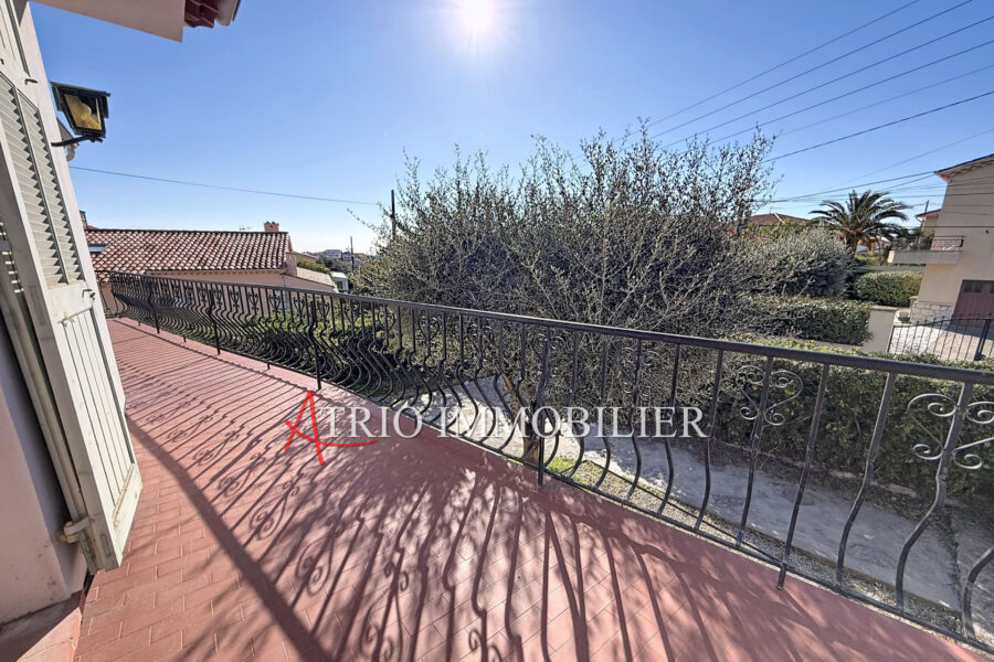 Maison à vendre à Cagnes-sur-Mer — Vue sur la ville — photo 1