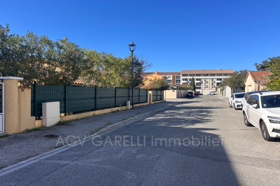 Appartement à vendre à La londe-les-maures — Vue sur la ville — photo 6