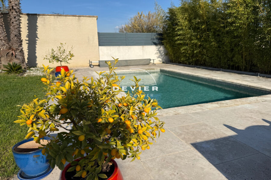 Maison à vendre à Saint-Geniès-des-Mourgues — Vue sur la ville — photo 9