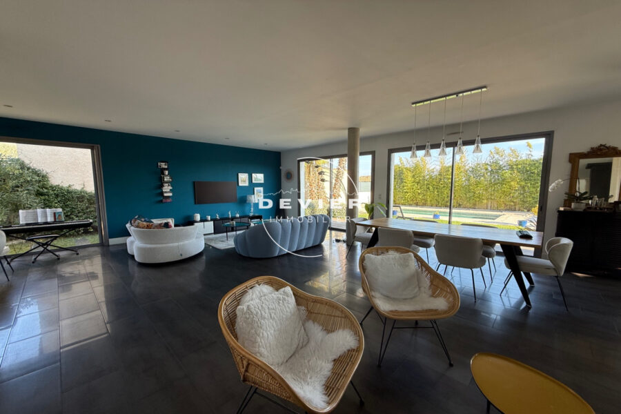 Maison à vendre à Saint-Geniès-des-Mourgues — Vue sur la ville — photo 3