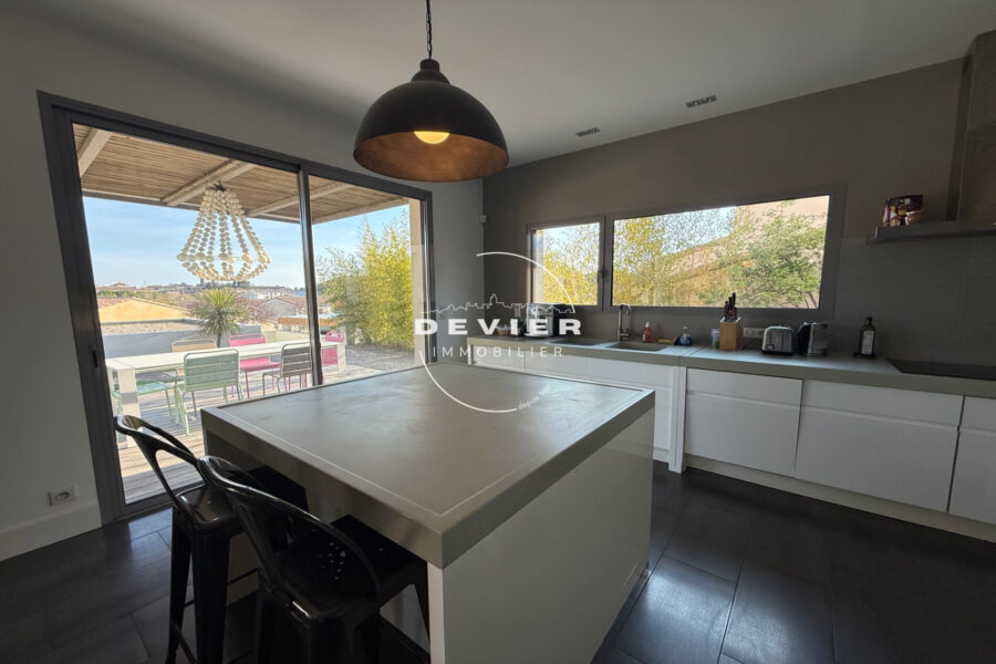 Maison à vendre à Saint-Geniès-des-Mourgues — Vue sur la ville — photo 4