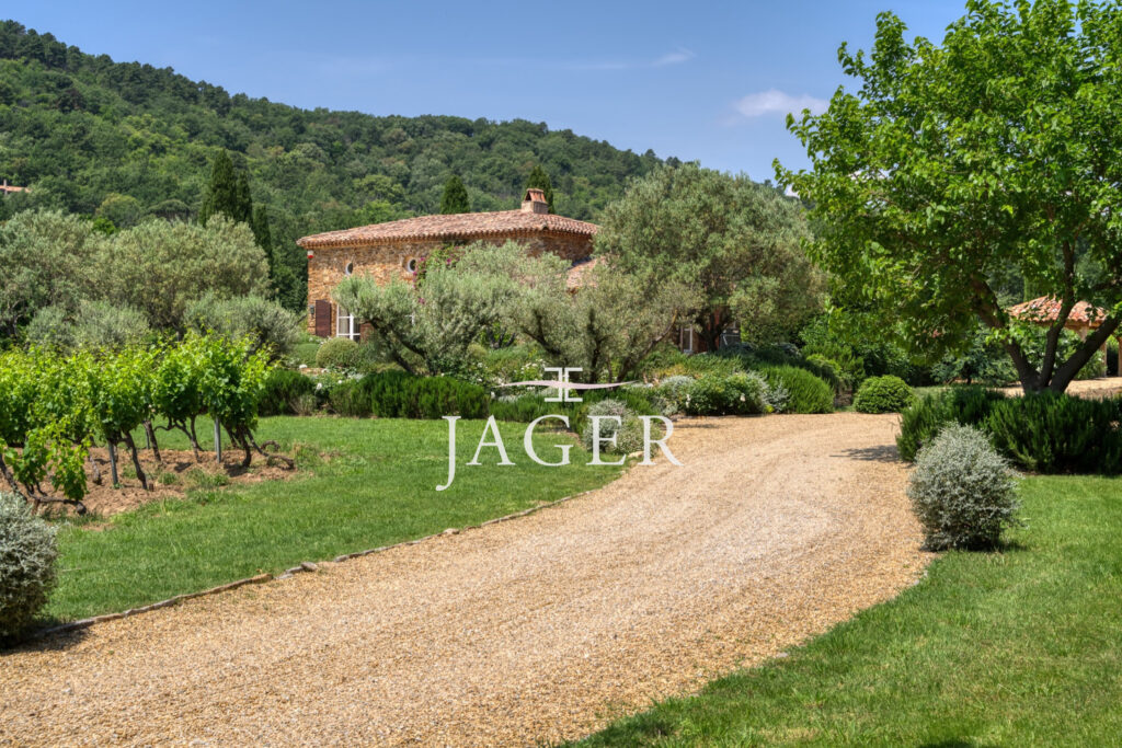 VILLA DE CHARME AU COEUR DES VIGNES  – 5 pièces – 4 chambres – 150.00 m²