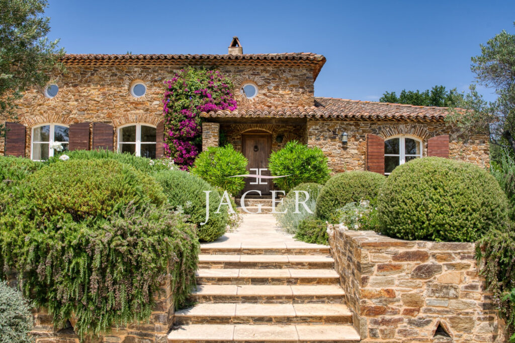 VILLA DE CHARME AU COEUR DES VIGNES  – 5 pièces – 4 chambres – 150.00 m²