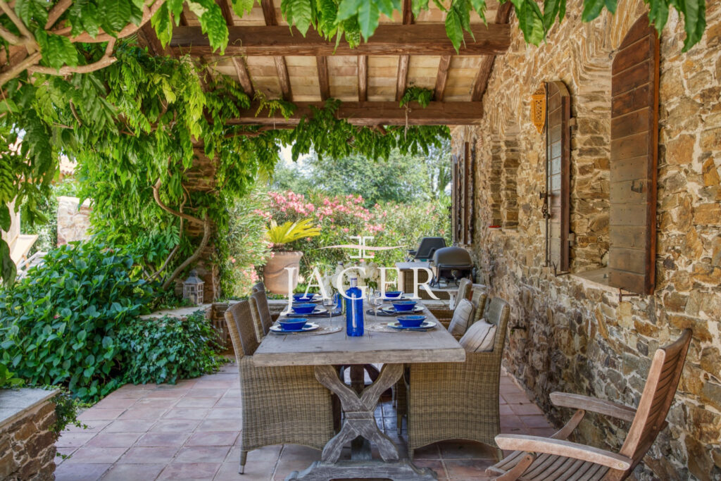 VILLA DE CHARME AU COEUR DES VIGNES  – 5 pièces – 4 chambres – 150.00 m²