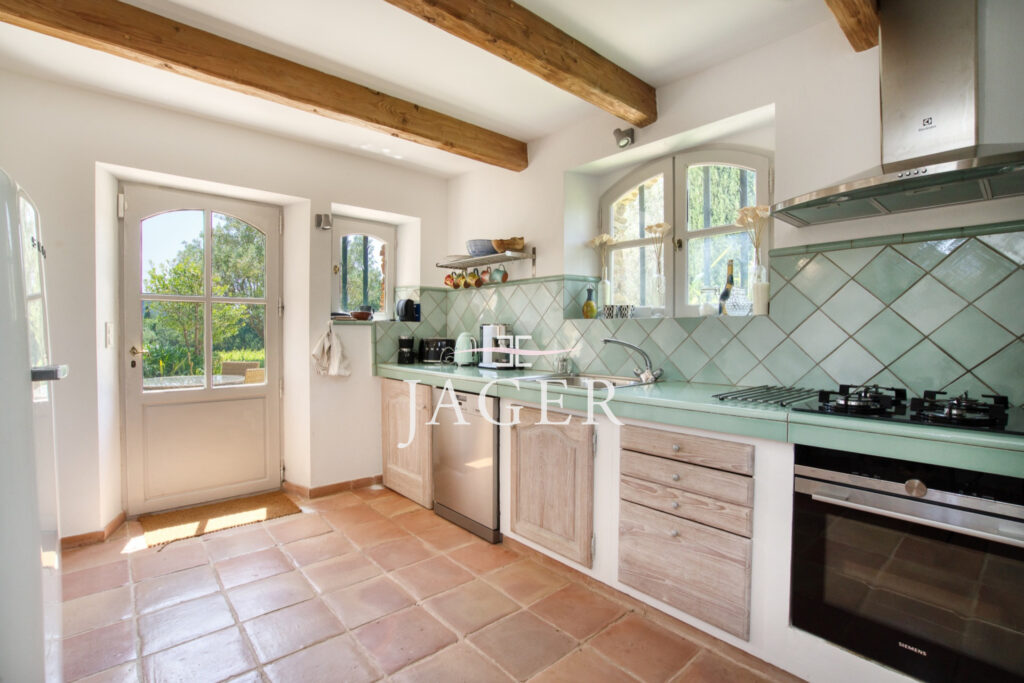 VILLA DE CHARME AU COEUR DES VIGNES  – 5 pièces – 4 chambres – 150.00 m²