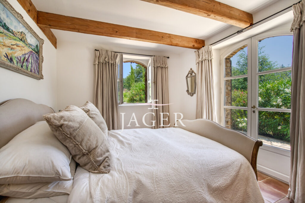 VILLA DE CHARME AU COEUR DES VIGNES  – 5 pièces – 4 chambres – 150.00 m²