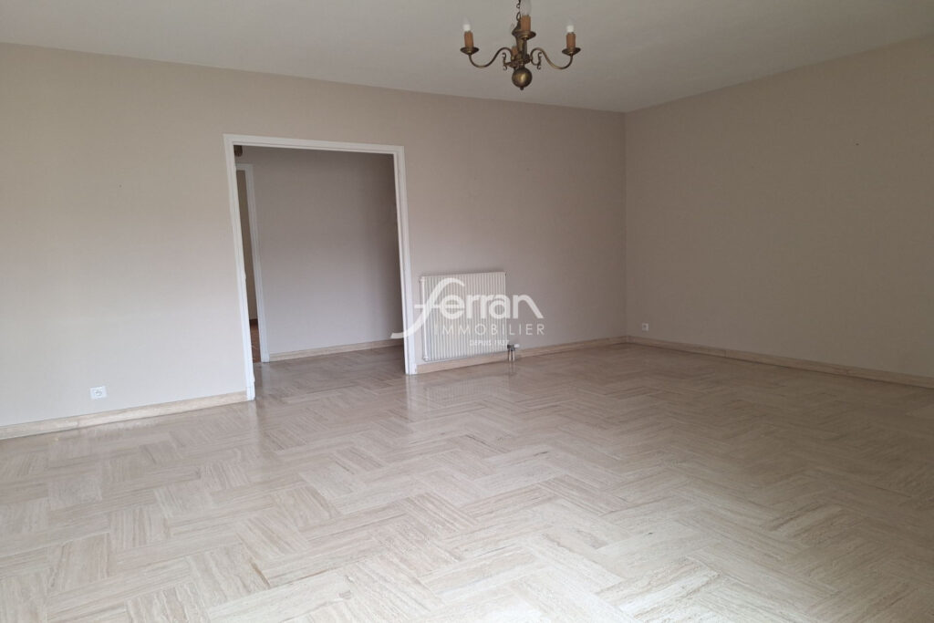 Proposé à la vente, cet appartement de trois pièces se trouve  – 3 pièces – 2 chambres – 77.00 m²