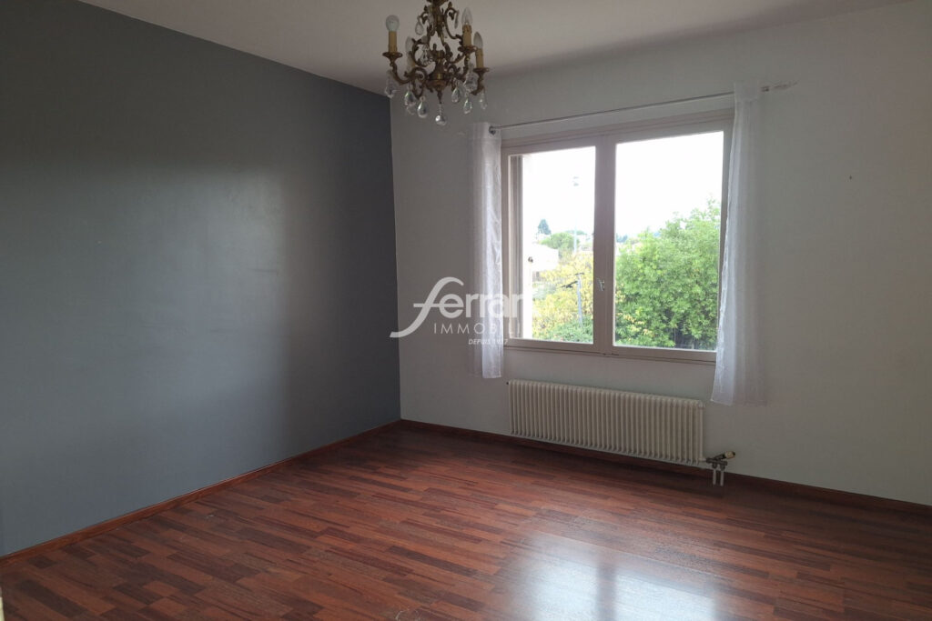 Proposé à la vente, cet appartement de trois pièces se trouve  – 3 pièces – 2 chambres – 77.00 m²