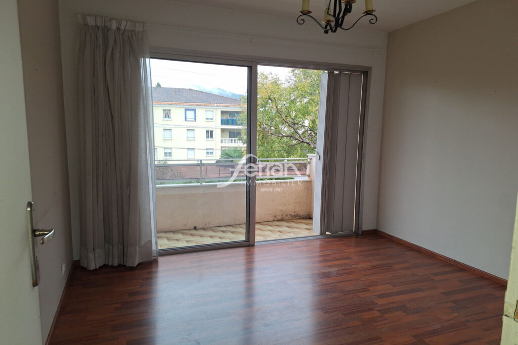 Proposé à la vente, cet appartement de trois pièces se trouve  – 3 pièces – 2 chambres – 77.00 m²