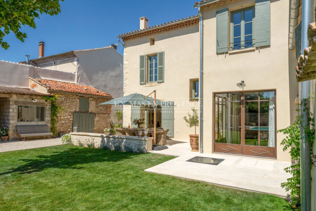 Maison de village de charme avec piscine : Luberon, proche de  – NR pièces – 4 chambres – 200.00 m²