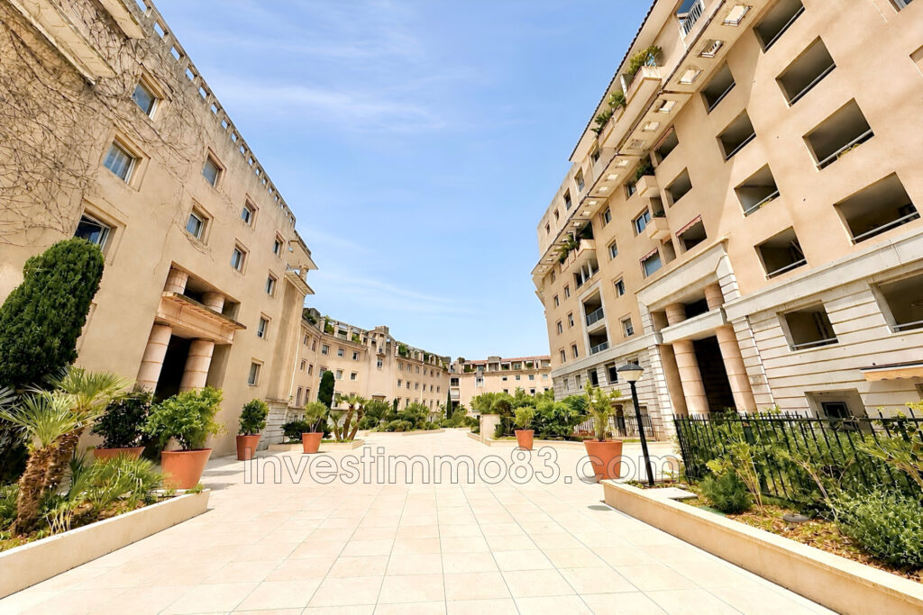 Dans une résidence fermée et sécurisée, bel appartement au 6èm – 4 pièces – 3 chambres – 77.41 m²