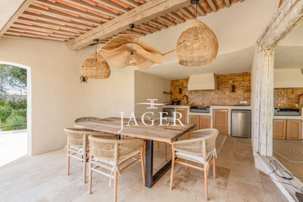 Villa entièrement rénovée avec vue mer panoramique !  – 5 pièces – 5 chambres – 240.00 m²