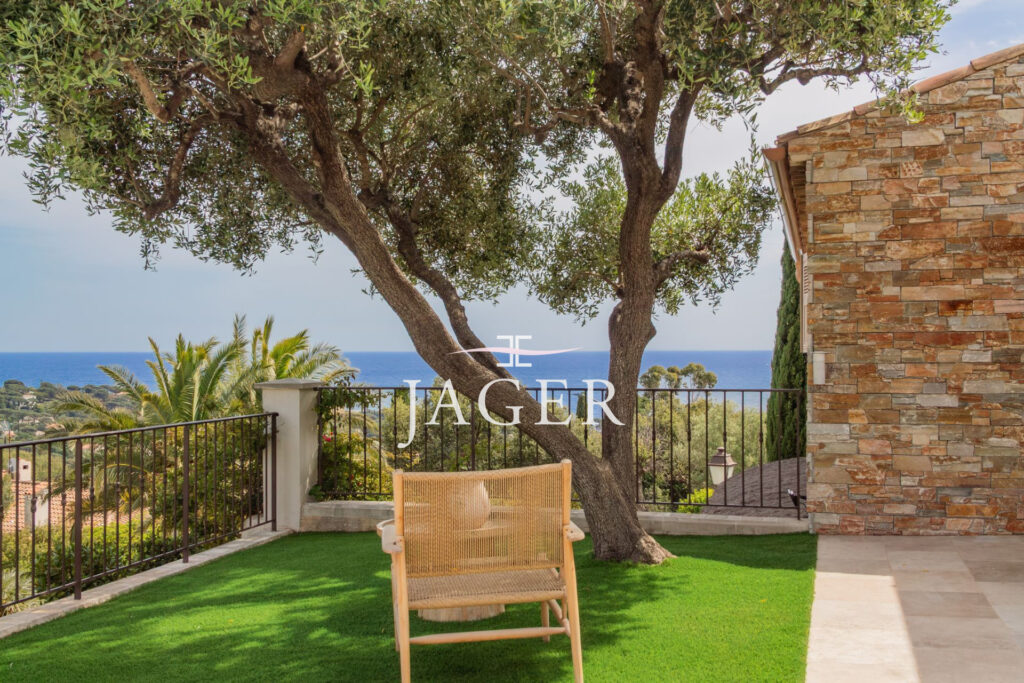 Villa entièrement rénovée avec vue mer panoramique !  – 5 pièces – 5 chambres – 240.00 m²