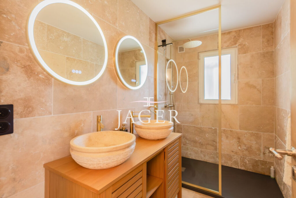 Villa entièrement rénovée avec vue mer panoramique !  – 5 pièces – 5 chambres – 240.00 m²