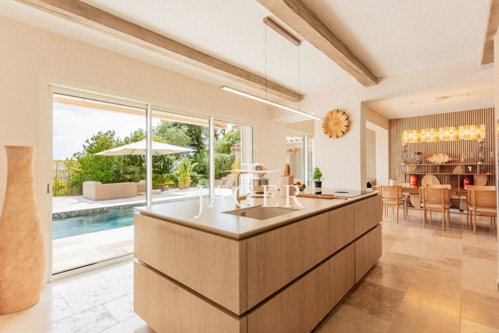 Villa entièrement rénovée avec vue mer panoramique !  – 5 pièces – 5 chambres – 240.00 m²