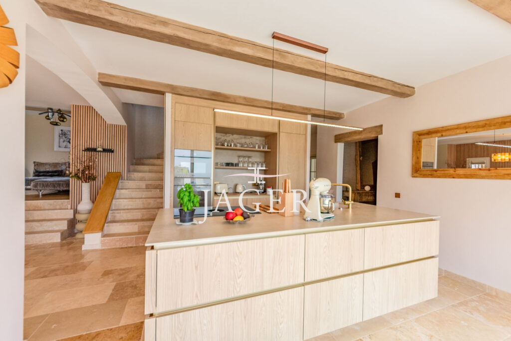Villa entièrement rénovée avec vue mer panoramique !  – 5 pièces – 5 chambres – 240.00 m²