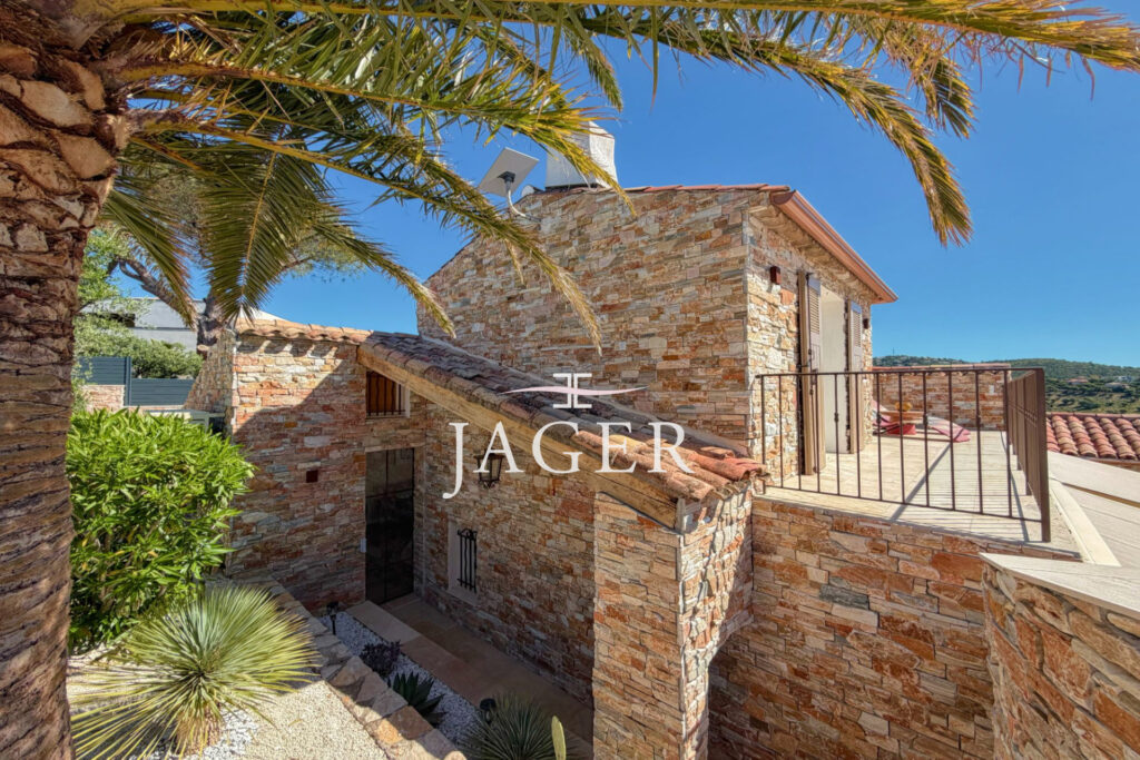 Villa entièrement rénovée avec vue mer panoramique !  – 5 pièces – 5 chambres – 240.00 m²