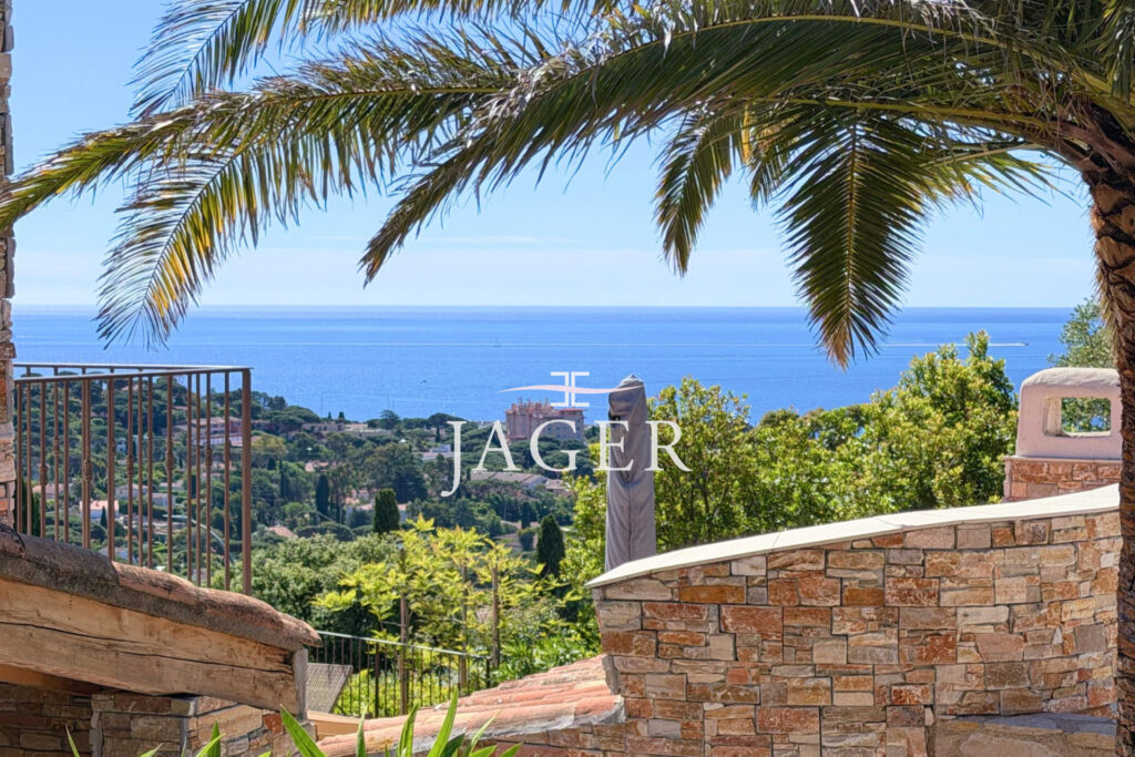Villa entièrement rénovée avec vue mer panoramique !  – 5 pièces – 5 chambres – 240.00 m²